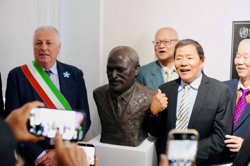 20260601 自由時報 — 以雕塑連結台義情誼 王英信重現SARS吹哨者的微笑